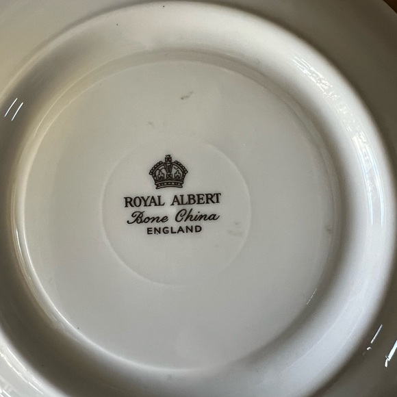 Royal Albert tea cup and saucer set beautiful! - Picture 5 of 5